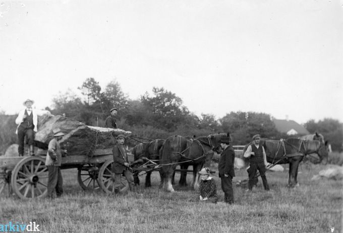 Vejen Arkiv.
Billedhugger Niels Hansen Jacobsen på stenpladsen ved Hytten, juli 1911.
,,,,,,,,,,,,,,,,,
Der findes tre kopier af Niels Hansen Jacobsens skulptur ”En trold, der vejrer kristenkød” rundt om i landet. Skulpturen stod oprindeligt foran Jesuskirken i Valby, men blev i 1921 flyttet til haven bag Glyptoteket i København (billedet), og i 1923 blev en kopi af skulpturen en del af Troldespringvandet foran kunstmuseet i Vejen. Siden 2002 har en tredje kopi af trolden atter været på plads foran Jesuskirken.