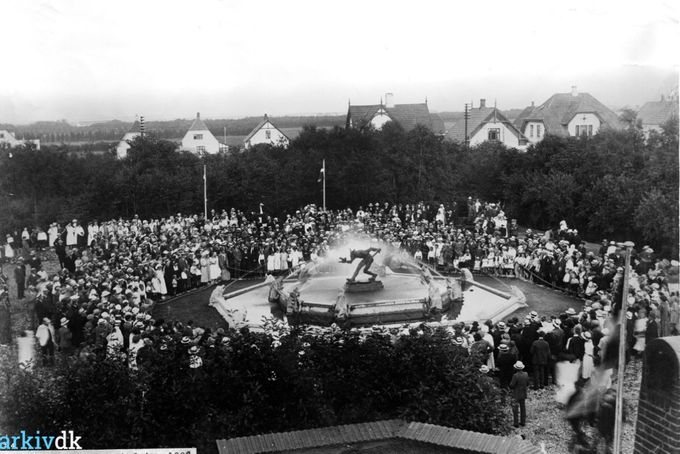 Troldespringvandet Foto fra indvielsen i 1923 Indviet af Jeppe Åkjær.
...
Det er lidt sjovt at Troldespringvandet er bygget før Museet og Vejen bibliotek. Museet blev bygget et år efter Vejen Trolden.
Jeppe Åkjær var venner med Niels Hansen Jacobsen.   Niels Hansen Jacobsen 1861-1941,  blev født og voksede op i Vejen.
Det nybyggede  Vejen Bibliotek, Museumspladsen, 1940.
  der blev opført og taget i brug i 1940.
Det var før at Jeppe Aakjær 1866-1930 og Johannes V. Jensen
 1873-1950  blev sat op på hver side af trappen op til biblioteket. Udført af billedhugger Niels Hansen Jacobsen. Portrætbuste udført i 1907.
Niels Hansen Jakobsen opførte i 1913-14 et atelier med plads til hans store samling af anerkendte kunstværker i Skibelund. Det findes ikke mere i Skibelund Krat men indgår i Vejen Kunstmuseum, som blev indviet i 1924.