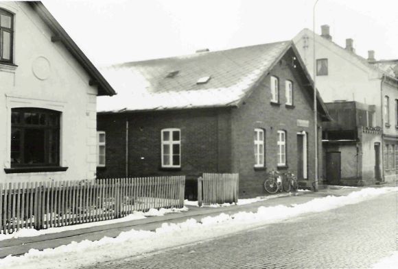 Missionshuset i Jernbanegade. Nr. 29.
Margit Keissner.
Der gik jeg også men ikke helt af egen fri vilje.
Jeg husker bedst hende den lille dame med tørklædet for munden, hende brugte jeg meget tid med at se på.
Så var der en ”negerdukke” det må man jo ikke sige I dag, men sådan sagde man dengang, når kom penge i den, nikkede den som tak, jeg var så genert at det var en overvindelse at gå op og putte en 10øre i sprækken, en gang fik jeg det ikke gjort, så købte jeg i stedet for en is til mig selv, pu ha, hvor havde jeg dårlig samvittighed , nu fik de arme børn i Afrika ikke min 10 øre, det husker jeg tydeligt selvom det er 70 år siden.
Dorthe Pedersen.
Jeg gik til Spejder der.
Dorthe Holm Jensen.
Margit Keissner. Jeg husker den lille Dame med tørklædet, hun gik også ofte forbi min farmors hus i Øster Alle med sin Mor i hånden.
Historien om ti øren og din dårlige samvittighed, er rørende, men i takt med tiden hvor alle så vidt jeg husker vi blev Indoctrinated i gennem i vores Religion til at få dårlig samvittighed hvis man ikke var en lille artig pige og gjorde noget slemt. Nu er det måske svunget den anden vej, men jeg er stadigvæk medlem af Flinkeskolen - og desværre er der nogle unscrupulous mennesker der gennemskuer det og udnytter det, til egen gavn.
Ja det har du ganske ret i Dorthe..
