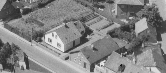 Et lille udsnit af Jernbanegade, med Missionshuset nr. 29. der er opført i 1895.
Jeg har været der i en meget tidlig alder. Måske som 4 årig. År 1950. Og kan huske at der var mange børn med voksne der. Hvad der blev prædiket om kan jeg ikke erindre noget om.