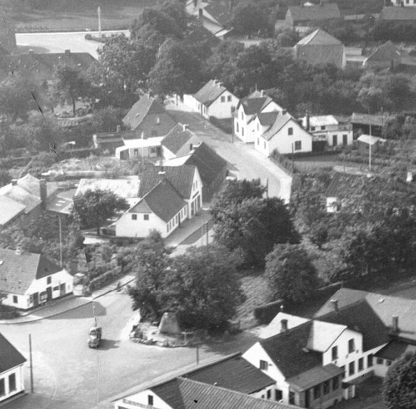 KENT HAHN SKRIVER.
Har du noget på Frederik VII's Gade nr. 4.
Den har min søn købt, huset bliver 100 år i 2023.
Mon huset er med på billedet Kent.
Vejen miniby skriver.
Jens Sindholt kom i 1922 til Vejen -
- hvor han blev ansat som fyrbøder og maskinpasser på margarinefabrikken Alfa.
I 1923 byggede Jens Sindholt et nyt hus -
- daværende Fr. d. 7´s Gade 12, i dag nr. 4.