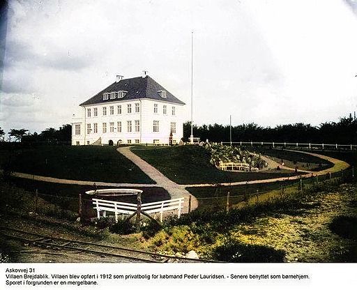 Der gik også en bane forbi Brejdablik nr. 31. på Askovvej til Askov.
Nederst i billedet, som senere blev Holger Engelbrekts Pedersens mark.
Brejdablik, Askovvej 31. Opført som privatbolig for købmand Peter Lauridsen, 1912. Sporet i forgrunden er en mergelbane Mergelgraven lå, hvor Hvedevænget 24. nu ligger.
Fotograf K. H. Kock, Vejen.
Hans Christian Pahus Bruun.
Den smalsporede jernbane i forgrunden startede ved mergellejet i Københoved. Mergelen som havde en høj indhold af kalk ( 36 % ) blev brugt ved opdyrkningen af de magre jorde nord for Vejen.