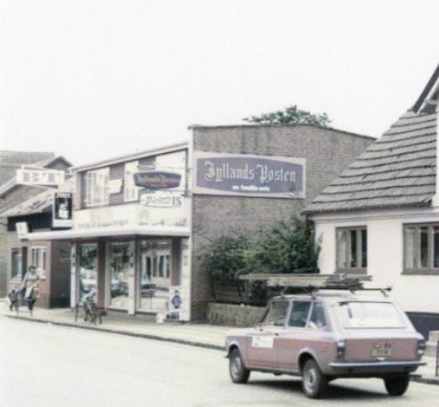 Flemming Juul Mortensen.
Johs Laursen. Hej kan du evt. hvis det ikke har været lagt op finde billeder af det gamle Svends Kiosk og Bambi bar.
Elise Grøn.
Johs Laursen.
Som jeg husker Svends Kiosk. Det kunne godt være min fars malerbil, det er det nok ikke, når han skulle ind efter en æske Monaco cerutter.
,,,,,,,,,,,,,,,,,,
Det er det tætteste jeg kan komme på Svends Kiosk.
Jeg tror at billedet er før at Bambi bar kom i højre side af butikken.
Susanne Juel-Winther.
Ja, både Lis Ullerup og hendes mor har ekspederet mig og andre i hundredvis af gange.
- og Lis' far i kioskafdelingen.
Skønne sommerminder om Diplom is og softice.
Lis Ullerup
Det er mit barndomshjem. Dejlige minder.
Bjarne Henriksen.
Jeg tror at Billedet er fra midt halvfjerdserne frem til begyndelsen af firserne, vi overtog Svends Kiosk 1. marts 83 derefter blev facaden ændret. På billedet er Bambi Bar med, den blev bygget til Svends Kiosk omkring 1953. Butikken blev flyttet til Nørregade 62 fra nr. 57 1. marts 1994.