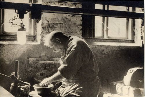 Nr. 96 i Nørregade. Pottemager Sophus Jensen.
Gunnar Melton.
Ja, det et et foto af Sophus Jensen , som er i gang med dreje en skål.
Sophus Jensen var far til Viggo Jensen (Basse) i Telegramhallen har jeg fået fortalt.
Når der blev leveret ler til produktionen, blev vinduet til højre taget ud for at leret kunne skovles ind den vej.
I 1940’erne var der 4-5 pottemagere i gang, deriblandt min far. Derudover var der vel lige så mange medarbejdere til andre opgaver.
Johs Laursen.
Gunnar Melton. Det var dog en nyhed Gunnar, at Sophus Jensen var far til Viggo Jensen (Basse) i Telegramhallen, i Søndergade. Så er Basse Jensen født i Vejen..