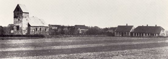 Vejen gamle kirke og til højre nr. 98 og 96 i Nørregade.
Den gamle kirke - fra 1100-tallet - der blev nedrevet i 1896
- lå på det sted - der i dag er kirkegård.
Den ny kirke blev opført som nabo til nr. 98
- 