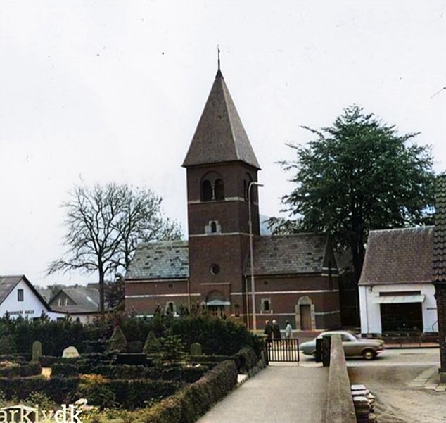 To nye billeder med lidt farve af Vejen kirke og Kirkegården.
,,,,,,,,,,,,
Det er sjældent at jeg har set at kirke og kirkegård ikke er sammen. Her er det delt af Nørregade.
 Vejen ny kirke blev indviet 20. december 1896.
Den afløste den gamle kirke fra 1100-tallet, der lå hvor kirkegården er i dag.
A. N. Andersen, begyndte i 1875  Malerforretning i Vejen, hans have der ligger til venstre for det hvide hus til højre der var malerforretning blev brugt til den nye kirke som er her i dag.
