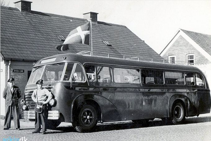 Vejens første Rutebilstation var i Jernbanegade nr. 1-3, der var grønmalet.
Karl Knudsen.
Herligt billede Johannes - de røde rutebiler blev de ikke kaldet “Karlsvognen “ efter ejeren - hvad var det nu han hed ?
Hej Karl, mon det ikke er Karl Bruun ?
Karl Bruun til venstre og ukendt til højre ved Vejen Rutebilstation. Bussen ligner en af Karl Hansens busser i Vejle.
Brørup Askov Vejen ST. Andst Kolding.
Bussen er af mærket Berliet årgang 1950
Periode 1950 - 1960.

Preben Ladekjær.
Det var Karl Hansen, Vejle der kørt Vejle - Esbjerg. De flyttede basen fra Egtved til Vejen i 1957, og havde garage i nede ved siden af bykroen. Min forældre og 3 andre familier flyttede med fra Egtved dengang.
