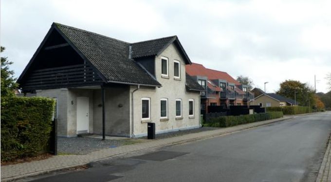 Ahornsgade nummer 5 i dag, 2022.
Man kan sige at huset har en utrolig historie.
Det har ligget ved viadukten, og er flyttet til Ahornsgade. Det er ikke første gang jeg har hørt om at man flyttede et hus.
Min gamle nabo Aage Schmidt der var smed på Alfa Margarinefabrik, fik lov til at bryde ledvogterhuset ned sten for sten her i Vestergade, rense dem og flytte det til hans store sommerhusgrund i Blåvand, hvor han byggede det op. Jeg har flere gange været i sommerhuset med Aage og hans kone Esther.
Han var en af de første der købte grund til sommerhus i Blåvand.
Mogens Schmidt.
Vil du fortælle hvor huset ligger i Blåvand?
Mogens Schmidt. Hej Mogens.
Det tror jeg ikke jeg kan, det er meget længe siden jeg var på besøg der. 40 år.
Aage fortalte at han var den første der købte tre grunde i Blåvand af en landmand, og det dengang var meget mudret og svært at komme frem. Han havde selv en dobbeltgrund.
Grundene var realitet billige dengang.
Hans yngste søn Flemming der var Sparekassedirektør i Brørup den gang, fik den ene af grundene til at bygge sommerhus for.
Der var mange katte i området dengang. Aage fortalte at sommerhusgæster tog en kat til sig og når de rejste hjem lod de den alene tilbage.
Mogens Schmidt.
Johs Laursen ok, så vil jeg prøve at spørge en af de lokale.
Jeg bor i Blåvand og mudrede grunde stadigvæk eksisterer i Blåvand.
