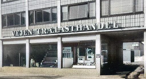 Vejen Trælasthandel, ca. 1956. Ja, hvor tiden flyver afsted.
Udstillingsvinduer for Vejen Trælasthandel omkring 1956,  der fik butik på det tidspunkt i Søndergade nummer 20.
Bag ved i porten kan man se den gamle trælasthandel i Allegade.