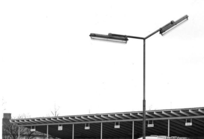 Vejen rutebilstation Jernbanegade Vejen. 2
,,,,,,,,,,,,,,,,,
Det var sjældent at jeg så alle båsene var fyldt op med rutebiler dengang.
Om morgenen kørte rutebilerne til Kolding med elever fra Vejen til Teknisk skole og andre skoletilbud. Det var før at Vejen fik sit eget Gymnasium og HF på Petersmindevej nr. 3.
Vejens  første Rutebilstation var i Jernbanegade nr. 1-3, der var grønmalet.
Jette Høier Fischer-Vig skriver. Det var min oldefar, Christen Eriksen der fik bygget huset, hvor der også var rutebilstation (venteværelse).
Det var et dobbelthus som mine oldeforældre byggede, læs meget mere om dem og huset på Vejen Minibys hjemmeside.
Huset, som det ser ud på billedet, er det originale, men står bygget i minibyen som hvidmalet.
Huset er Bygget i 1889 og nedrevet i 1964. Ja der skete meget i tressernes årti.
Michael Bang Jeppesen.
Husker den fra min barndom, indtil 87 hvor godsterminalen hos DSB blev revet ned og Kvickly udvidet ud hvor den gamle busstation lå.
Jeg må heller prøve at samle de forskellige rutebilstationer, så  man ikke går  helt sur i det.