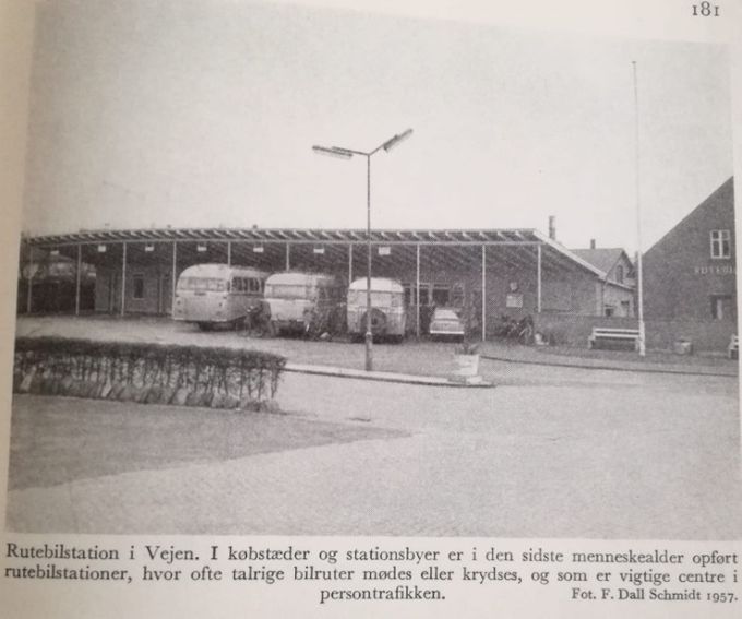 Andreas Nielsen
,,,,,,
Foto Dall Schmidt 1957.
Dall Schmidt har tit været ude i Vejen og taget billeder.
Han var en god fotograf.
Og i dag så længe efter har vi glæde af hans billeder.
1957 var et godt år for Vejen.