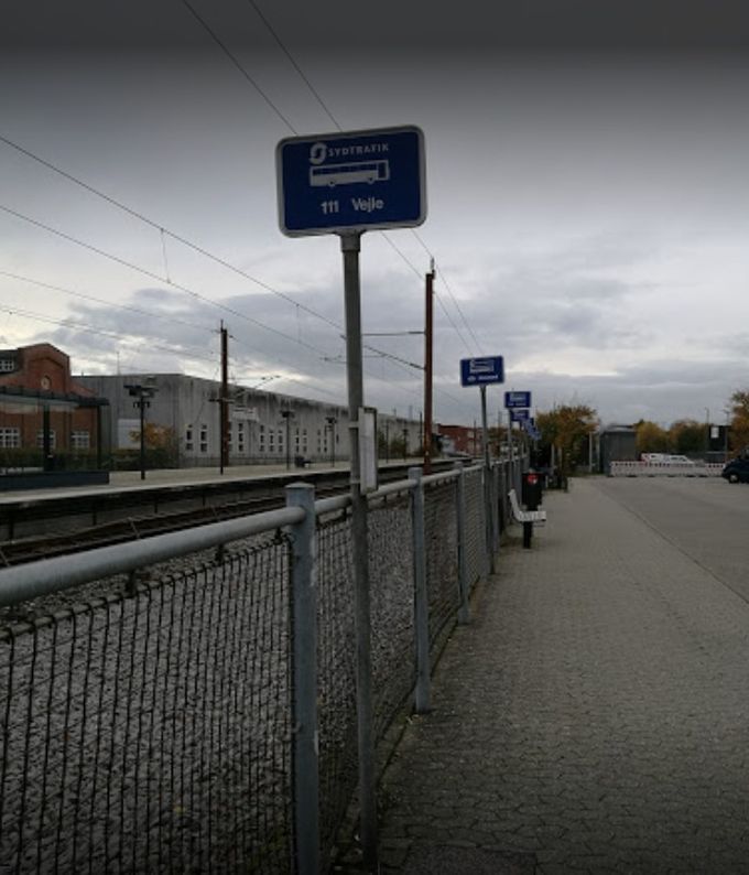 Foto. Bjørn Nedergaard.
Rutebil holdepladserne i dag 2022.
,,,,,,,,,,,,
I dag holder rutebilerne der er blå et mere ydmygt sted end før.
Nemlig ved siden af Togstationen.
Måske det er en god ide ikke at lave et venteværelse ved stationen i dag, da den sikker ikke for lov til at blive der så længe, når man har set hvordan det har gået med de tre første.
Flemming Juul Mortensen.
Ja trist at nogle mennesker skal ødelægge det for andre så os der skal benytte offentlig transport bare skal stå udenfor og vente i alt slags vejr og bl.a. blive pisse våde eller fryse os halv ihjel.
Karl Knudsen.
Trist skue Johannes.