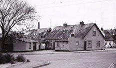 Vejens  første Rutebilstation var i Jernbanegade nr. 1-3, der var grønmalet.
Jette Høier Fischer-Vig skriver. Det var min oldefar, Christen Eriksen der fik bygget huset, hvor der også var rutebilstation (venteværelse).
Det var et dobbelthus som mine oldeforældre byggede, læs meget mere om dem og huset på Vejen Minibys hjemmeside.
Huset, som det ser ud på billedet, er det originale, men står bygget i minibyen som hvidmalet.
Huset er Bygget i 1889 og nedrevet i 1964.