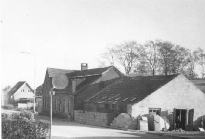 Vejen Cementvarefabrik Baungårdsvej 3. 6600 Vejen.
,,,,,,,,,,,,,,,,,,,
Niels Dam’s cementfabrik.
Jeg har desværre ikke nogen  selvoplevede historier om Vejen Cementvarefabrik, men synes at det skal med her.
Man skal helt tilbage i 1919, hvor Vejen Cementfabrik startede ved P. Billund.
og hvor Fabrikant Peter J. P. Dam, Baungaardsvej 1. startede i 1940.
Og i 1957 Formand for Dansk Arbejde: Fabrikant P. J. P. Dam, Baungaardsvej. 1.
