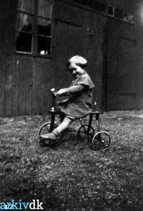 Kirsten Jensen, datter af karetmager Bernhard Jensen Nørregade 93, Vejen. Bygningen bagved er en del af karetmagerværkstedet.