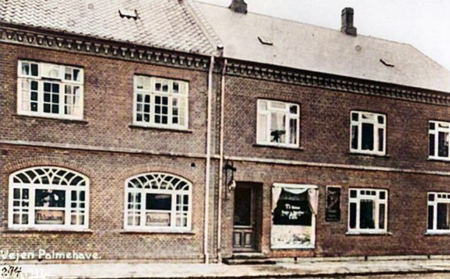 Ca. 1918 starter Palmehaven og
i midten af 1970'erne afhændede man Palmehaven.
Og i 1979 kommer Diskotek kasketten Hatten og Krostuen Huen.
Til sidst kommer Strøgkiosken der.
Til venstre Palmehaven.
Til højre er det Bagermester Møller og hans kone som er den første bagerbutik jeg kan huske.
I 1924 brolægges Vejen gader.
I 1940 var det Restauratør N. J. J. Varming der havde Palmehaven. Så kommer Fredensgade.
Jytte Tveen Ørum.
Sikke vinduespartier.