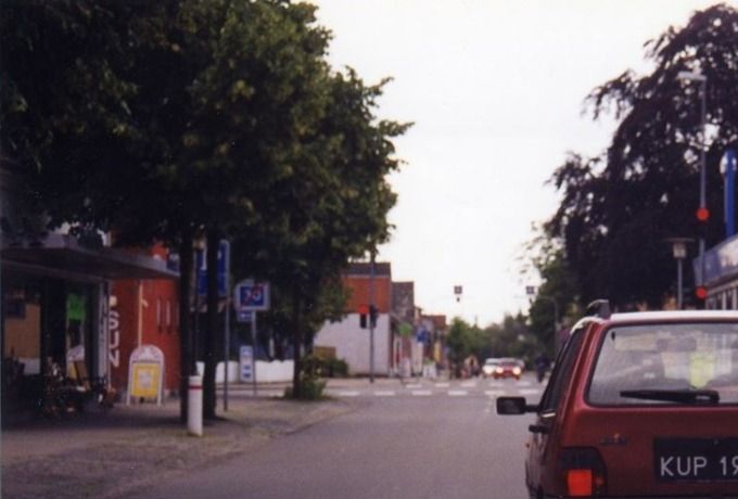Billede af Søndergade med Knud A Gardiner nummer 24.  Vejen  til højre. Bil med polske nummerplade på vejen.
Fotograf. Photocare.
,,,,,,,,,,,,,,,,,,,,,,,,
Ifølge Vejen Miniby kan jeg se at i 1938 var der en  Skomagermester Hans Jørgensen.
Så har der været
Vejen Trælasthandel A/S
KNUD A. GARDINER 1979.
Knud Andersen er bror til Per Andersen. Og søn af Laurits Andersen, Byens hjørne.
Brørup Sparekasse
Saxo Privatbank / Vejen
Revisionsfirma
Handelsstandsforening
Vejens Køreskole 2017.
Til venstre i billedet kan jeg ikke lige se hvad det røde hus var.
Det er Askovvej der går over Søndergade til Plantagevej foran bilen.
Elisabet Andersen.
Kan kun kende blodbøgen oppe til højre i billedet.
Karen Bodil Schmidt.
Skomager Dollerup havde et lille reparations værksted lidt tilbagetrukket ved siden af huset. Han forsålede sko og diverse småreparationer.