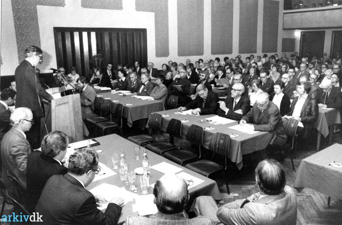 Vejen Bank Generalforsamling 1979. Fotograf Dall Schmidt, Vejen.
Festsalen på Hansens Hotel.
...............
Det er første gang at jeg ser et billede af festsalen på Hansens Hotel.
Oppe til højre var der en smal trappe til Balkonen.
Og til venstre var den store dør ind til selve hotellet.
Der har stort set været alt i festsalen. Fester, teater, danseskole ved  frk. Mary Jacobsen. Jeg læser at hun også har haft danseskole i Palmehaven i Søndergade.
 Mona Schmitt Vestergaard.
Mange gode minder. Rejsefilm med Jørgen Bitsch , koncert med orkester fra Vejle samt præsentation af instrumenterne for os skoleelever. Skolefester, baller og jazzklub i de glade 50ere.
Der står.
Alfas 50-årsjubilæumsfest på Hansens Hotel 1948. Med Alfa bygningerne på bagtæppet. Flot.
Hansens hotel. Teaterscenen.
Jeg har aldrig forstået hvorfor Teatersalen med meget mere skulle nedrives i 1988. Der skulle Vejen Sparekasse med vold og magt ligge.  
Hvad der ikke har været i teatersalen af aktiviteter er overvældende.
I Starten omkring 1946 var det  Danseskolen ved   Frøken Mary Jacobsen.  
Der var Bankospil og Andespil.  Der var også skoleteater og skolefester  i 1950erne.  Klassisk musik  for Bakkely og Byskolen. Der var sangstævner for skolerne i Vejen. Der var teater fra København, hvor mine forældre og jeg var nede og se Musicalen Annie Get Your Gun. Og det triste teaterstykke med Anna Franks dagbog. Og 100 forskellige teaterstykker, med de store skuespillernavne fra det Kongelige teater i København.
Der var Amatørteater, hvor jeg har været inde et par gange da der var fri adgang til generalprøverne.  Der var maleriudstillinger. 
I 1960erne var der pop   og Jazz aftnerne. Plus meget meget mere. Og så blev det nedrevet. Jeg har aldrig forstået og vil heller ikke komme til at forstå de mærkelige skrivebordsplaner der er gået forud nedbrydningerne i Vejen i 1960 og 1970erne. Jeg mener ikke at Vejengenserne er blevet spurgt. Det hele er sket over hovedet på dem.
Der står.
I de ellevilde 1960ere var der Pop bal og Mad House Jazzklub der. Papa Bues Viking Jazzband spillede der og jeg læser at Birthe Wilke og Lulu Ziegler, sang til bal. Og der blev også afholdt boksestævner i salen på Hansens Hotel.
Der kunne man også se Karl Jørgensen i 1960erne på Hansens hotel når der var pop bal mm, der passede på at alt gik fredeligt til. Der har også været Banko på Hansens Hotel i 1960erne.
Før det, var der i de bygninger alt fra skoleteater, Dilettant teater, hvor man måtte komme gratis ind til prøverne. Teater fra det kongelige teater i København.
Der var kunstudstilling i bygningen med de 4 vinduer.
Der var i mange år dans både for de små og de voksne, med frk. Mary Jacobsen.
Der var musik for eleverne i Byskolen og Bakkely skole.
Der var Bankospil og Andespil, og jeg kan blive ved, der har sikkert været meget mere i den bygning.
Så blev den nedrevet, og jeg har aldrig forstået hvorfor.
Jeg husker den som en velholdt bygning, der kunne havde glædet mange i årene frem.
Mogens Schmidt. Tror vi er en hel del der har fundet vores bedre halvdel netop til bal på Hansens hotel.
Nina Vejdiksen. Min mor (95) var som barn inde og høre Osvald Helmuth med sine forældre.
Ulla Hübertz Madsen. Min far var scenemester, og jeg fik mange autografer. Har stadig autografbogen.
Kim Jakobsen. Jeg var kasserer i Mad House Jazzklub sidst i 60erne og først i halvfjerdserne, vi havde mange store arrangementer der, bl, a. som nævnt Papa Bue, Dutch Swinging College Band, Chris Baber, Mister Acher Bill, Ben Webster og mange mange flere, det var tider dengang.
Hanne Persson. Kim Jakobsen. Ja jeg var med som kæreste til Laust Lynggaard da han var med i bestyrelsen det var nogle fantastiske arrangementer
Som barn var jeg med til banko sammen med min mor nøj hvor der blev røjet.
Der var også juletræ dans gik jeg også til det er gode minder at tænke tilbage på.
Elise Grøn Ja. Vi er mange, som havde tilknytning til det sted.
I vores familie gik vi tre børn til danseskole ved frk. Jacobsen over en lang årrække fra den ældste til den yngste.
Min far spillede i mange år dilletant, hvor vi sammen med andre børn spillede nisseunger i Nødebo Præstegård.
Vi var med skolen til koncerter og teaterforestillinger.
Der var juletræsbal med Håndværkerforeningen.
Som ung var jeg med til at hente en temmelig “ besoffen” Papa Blue til bal. De spillede fantastisk og sikke en stemning, nej, man kunne næsten ikke undgå at blive kæreste med en.
