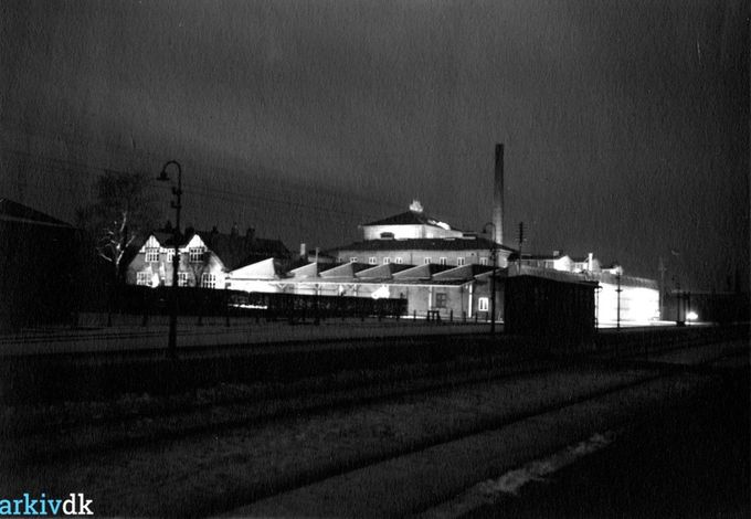 Margarinefabrikken Alfa. Foto set fra banen ved nat.
,,,,,,,,,,,,,,,,,,,,,,,,,,
Et utroligt flot fotografi, taget fra Perron 2 en sort nat.
Jeg er sikker på at fotografen har haft meget lys på Alfas bygning.
Det må være årets foto her på siden.
