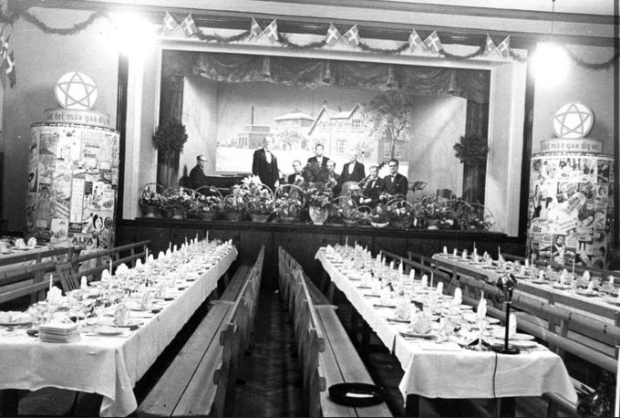 Endnu et billede jeg har fået af Teatersalen på Hansens Hotel.
,,,,,,,,,,,,,,,,
Det er Ejnar Andersens orkester der er på scenen. År 1948.
Det er sikkert en Alfa fest, da det er Alfa bygningen der er bag musikerne.
Reklamesøjlerne af Alfa margarine hvor der står. Gid det må gå dig vel.
Der står om billedet.
Beskrivelse
Hansens Hotel, Vejen Alfas jubilæum i 1948
Bemærkning. På scenen Ejner Andersens orkester: Stående fra venstre ses: Ejnar Andersen, Tage Hansen, Fr. Polenz Siddende fra venstre ses: Otto Overbye, Frederik Friis, Sigvald Hansen, ?? Årstal 1948 Fotograf. Lisbergs Pressefoto, Kolding.