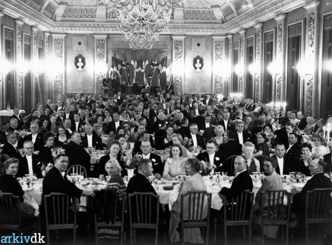 Hansens Hotel, Vejen
Bemærkning. Ved forreste bord ses fra venstre mod højre med ansigterne mod fotografen 1 ?? 2 Bodil Hansens 3 Hans Frydendahl Hansen.
,,,,,,,,,,,,,,,,,,,,,,,,,,,,
Der står.
Portræt af Hans Frydendahl Hansen Hansens Hotel Født 19.10.1904 Død 17.5.1947 Hotelejer og vært 1935-1947 Søn af Anna Hansen og Hans Chr. Hansen.
Tænk at Hansens Hotel har været så flot i 1930erne...  ???