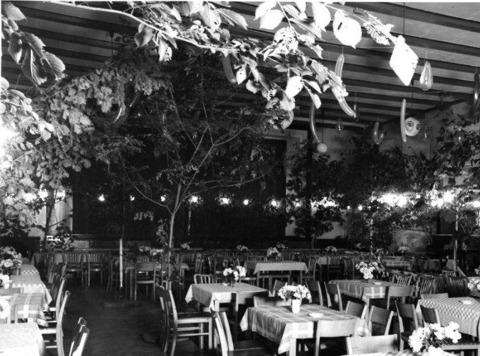 Hansens Hotel, Vejen Foto af sommerhaven Dansant hver lørdag aften i sommerhalvåret i slutningen af 1950erne.
,,,,,,,,,,,,,,,,,,,,,,,,,
Så flot var Hansens hotel.
Jeg kan se at der er sat store malerier op i højre side af billedet..