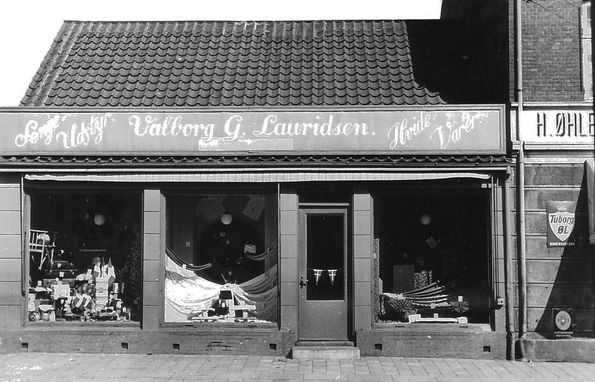Valborg G. Lauridsen.
Butikken i Nørregade 46, med Hvide Varer.