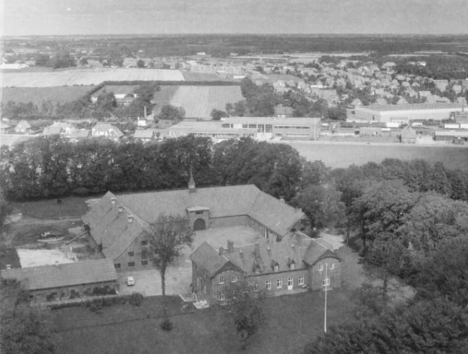 Det må være stuehuset på billedet af Grønvang der blev bygget dengang. Der er mange detaljer ved byggeriet, som man ikke ser i dag, hvor det er en anden byggemetode man bruger.
Bag Grønvang er det Vestergade med Alfa Margarinefabrik.
I dag går jeg forbi Gården med min lille hund og kigger op spiret på laden som er det eneste der er tilbage af det gamle Grønvang. 
Der står.
Jeg har fundet et nyt billede af Grønvang. Med begyndelsen af den flotte kastanje Alle til højre midt i billedet. Med Vestergade i baggrunden. Ud for Grønvang ligger bagved Margarine fabrikken Alfa, og til højre for Alfa på den anden side af jernbanen ligger Tagpapfarbrikken Phønix.
 Lis Tveen Andersen der har arbejde på laboratoriet på Phønix skriver.  Vi  havde laboratorie i en fløj fra kontoret. Der var både afdeling for tagpap analyser og forsøg, og undersøgelse af vejmaterialer og forsøg. Der blev leveret prøver ind fra asfalt afdelinger i Jylland. Tagpap blev undersøgt for kvaliteten af asfalt og pap. Der blev også undersøgt den asfalt der blev brugt, inden der blev fabrikeret tagpap. Vejmaterialer: der taget prøve af blandingerne på fabrikkerne rundt i Jylland og sendt til os. De skulle undersøges om det var de rigtige sammensætninger i blandingen. Ud over det, var vi ude og bore prøver af nylagte veje. Bl.a. var jeg med ude og tage prøver af den nylavede landingsbane i Billund. En dejlig arbejdsplads med nogle skønne kolleger.
Til venstre ligger husene på hver side af Vestergade.  Gården der ligger bag husene til venstre er Kærdalsgård, der i dag er Kærdalens Ældrecenter.
Der var ikke meget trafik i 1950erne i Vestergade, det var næsten kun Alfa vognene man så dengang. I dag  er Vestergade   blevet til en   racerbane.
