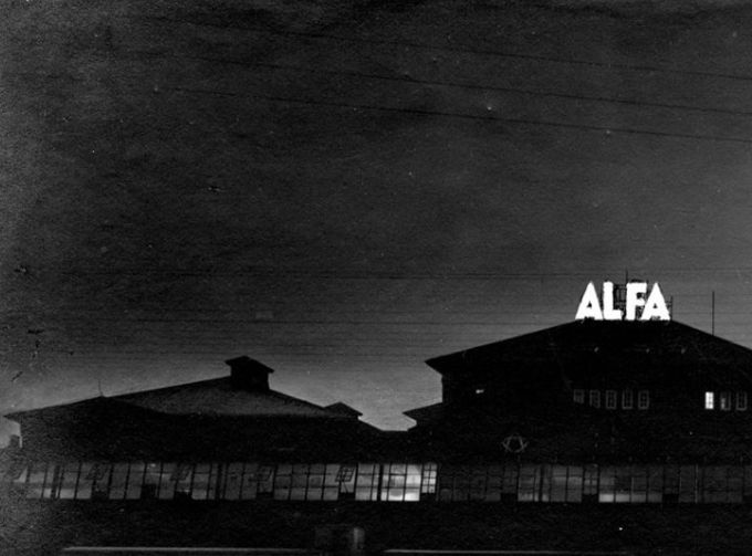 Margarinefabrikken Alfa Foto set fra banen ved nat og med lys i reklameskiltet ALFA.
,,,,,,,,,,,,,,,,,
Det er anden gang jeg har set et nattebillede fra Alfa Margarinefabrik i Vestergade. Jeg får selv hel lyst til at tage nattebilleder når jeg ser på dette billede.