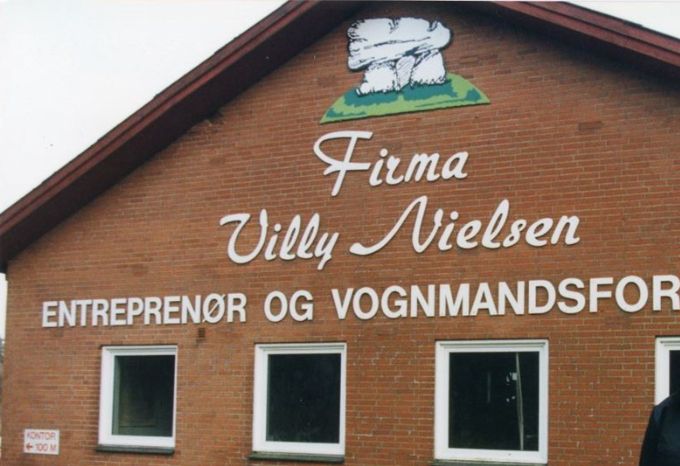 Firmaet Villy Nielsen, Entreprenør og vognmandsforretning. Fra venstre. Jesper... der købte firmaet af Bjarne Nielsen  2. Bjarne Nielsen,   søn af Villy Nielsen   6. Januar 2000.
 Fotograf Photocare Vejen.
,,,,,,,,,,,,,,,,,,,,,,,,,,,,,,,,,
 Der står.
Entreprenør Villy Nielsen `s bil var meget genkendelig i gadebilledet i Vejen i 1940 og op til 1960erne. Hvor sønnen Bjarne Nielsen overtog Vognmands forretningen.
Jeg håber at posten kunne finde Adressen på Entreprenør & Vognmand Villy L. Nielsen.  Der  boede på Borgergade 42 og senere Præstevænget 42 i 1957.  Og senere med adressen Jættehøj 8 og 6.
Min Onkel Harry Rasmussen var hos Villy Nielsen i mange år. Han byggede med min tante Elly Rasmussen det sidste hus på Jættehøj ned til åen. 
Dengang var der ål i massevis også ørreder. Deres ven Bjørn Harbo var mange gange dernede og røge ål, og ørreder. Op i 1970erne var det slut med fisk i Vejen Å, så min tante måtte nøjes med de søer man skulle betale for at fiske.
 Bjarne Nielsen bor stadig på Jættehøj med hans kone.