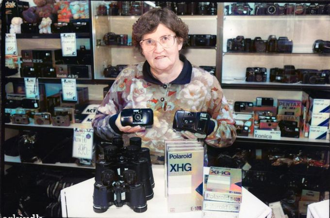 Fotografi af Fotografen.
Fotograf - Fotohandler Erna Andersen Vejen Foto Søndergade 3A Kochs efterfølger Nørregade 4, 1. Sal 1959 flyttede nedenunder 1972 flyttede i Søndergade i 1980.
,,,,,,,,,,,,,,,,,,,
 Erna Andersen har jeg tit været ved med mit Kodak fotoapparat, der kunne tage 7 billeder.
Jeg fik mit første fotoapparat kasseapparat da jeg blev konfirmeret.
Så det var en hel anden tid dengang  end i dag hvor der er utrolige gode foto i Mobil telefonerne. Så det er sikkert derfor at der ikke blev taget så mange billeder af det gamle Vejen. Det var for dyrt og besværligt at tage billeder da jeg var lille.