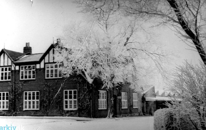 Margarinefabrikken Alfa, kontorbygningen. Foto set fra Vestergade ved vintertide.
,,,,,,,,,,,,,,,,,,,,,,
Et smukt vinterbillede af Alfa Kontorbygningen.
Det ser man sikkert ikke mere.
Kontoret på Alfa Margarinefabrik.
Margarinefabrikken ALFA etableredes den 3. april 1897 af Johannes Lauridsen, der senere blev medlem af landstinget og Direktør for Nationalbanken.
Karl Knudsen.
Godmorgen Johannes - et utroligt smukt billede, som jeg også mener at have set, da vi en kort overgang boede i Vestergade 1.