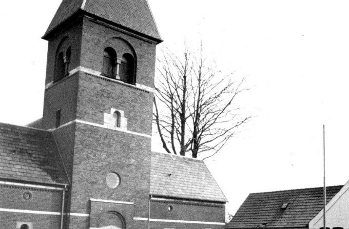 Vejen Kirke set fra nord med Nørregade 98 inden denne ejendom blev nedrevet.
Årstal 1981.
,,,,,,,,,,,,,,,,,,,,,,
Et nyt billede.
Nørregade 96 er det Sognegården der er nu, tidligere boede Pottemager Niels Jensen der.
Der står.
Nr. 96 i Nørregade.
Huset efter Vejen Kirke boede pottemager Hauschildt begyndende lervarefabrikation i 1875.
Så kom Malermester Kristian Nielsen 1910, der var der før blomsterbutikkerne ved familien Bitsch som havde blomsterforretning i mange i Nørregade 96. og senere Bjørn Harboe og hans kone.
Kristian Nielsen havde også tapet og farvehandel. I dag 2022 er det Sognegården der ligger der.

Gunnar Melton.
Det er er fint billede - men oplysningerne er nu ikke helt i orden. Maler Nielsen boede rigtigt nok i Nørregade 98, mens pottemagerne Hauschildt og senere Jensen holdt til i nr. 96. Produktionen sluttede i 1955-56.
Nr. 96 blev sidst i 60’erne revet ned, og Niels Erik Jensen udbyggede sin butik, Ønske-møbler, som er butikken til højre i billedet.