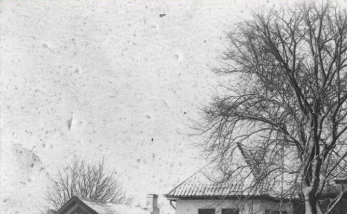 Nogengange siger et billede mere en ord.
Her er et af dem synes jeg.
Det hvide hus  på Torvet i Askov. Bygget for fotograf Karl Kristensen  i 1907.
Tegnet af Frederik Appel 1884-1962.
,,,,,,,,,,,,,,,,
Der står.
Tegnet af Frederik Appel  1884-1962  for fotograf Karl Kristensen. Han havde Atelier på Maltvej og vandt en stor sum penge i klasselotteriet, så han kunne bygge det hvide hus.