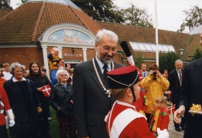 Prins Joakim modtager en gave fra et medlem af Vejen Garden i Vejen Museums have med Borgmester Reinar Busk ved hans side Billede 2 af 3 i en billedserie. 1996.