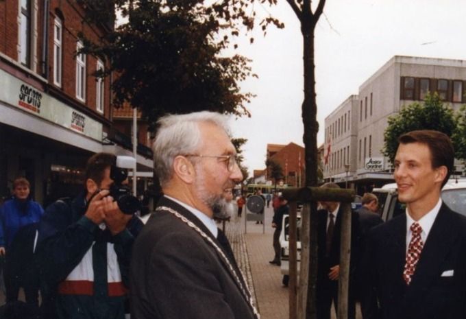Prins Joakim taler med Borgmester Reinar Busk i Vejen på gå gaden, mens folk tager billeder og prinsens bilkortege ses bag ham Billede 3 af 3 i en billedserie
Periode 1990 - 2000
Fotograf Photocare.
,,,,,,,,,,,,,,
Der kan man bare se, det er gået min næse forbi at Prins Joakim har været i Vejen by i 1995.
Regnar Busk Jensen var borgmester i Vejen Kommune fra 1995 til 2007.
Michael Bang Jeppesen.
Tror dog at billedet er fra 96 og et besøg ved museet før åbningen af motorvejen vejen til Korskroen, der var første etape der blev åbnet af Esbjerg motorvejen, sidste stykke blev åbnet vejen til Kolding i 98. efter besøget ved museet kørte han ud og klippede snoren over, kort efter dette billede blev taget.